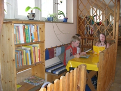 Gruppenarbeit im Flur 